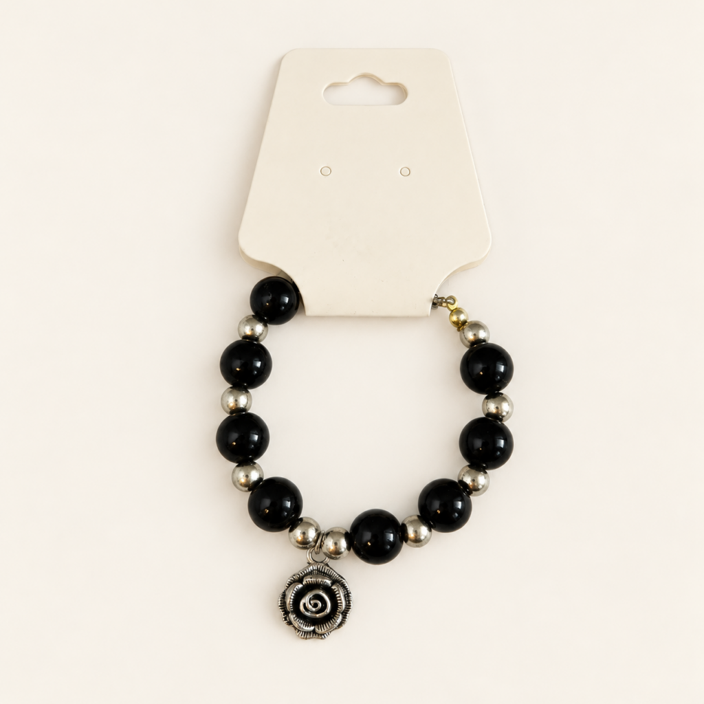 By Benice – Zwarte kralenarmband met roos