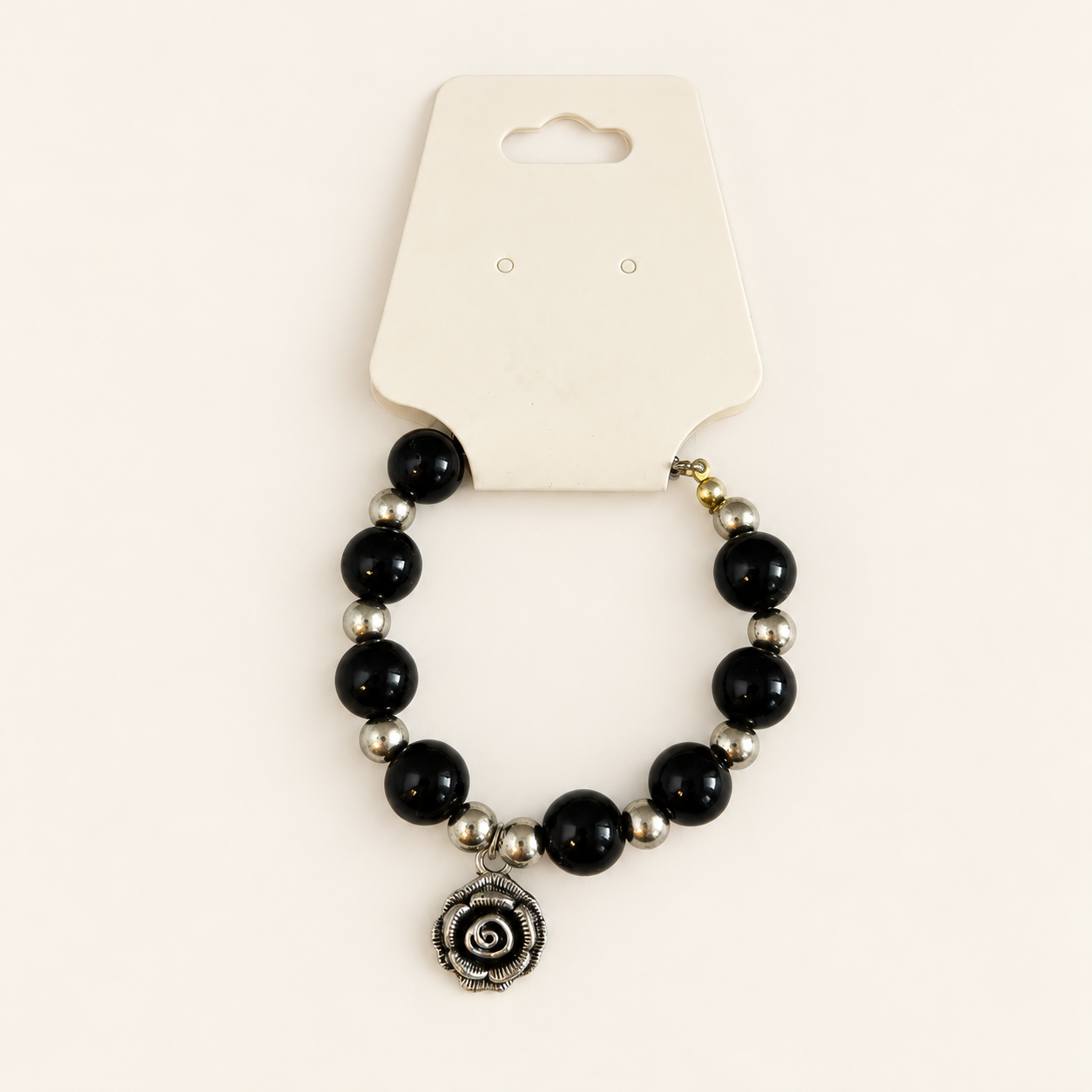 By Benice – Zwarte kralenarmband met roos
