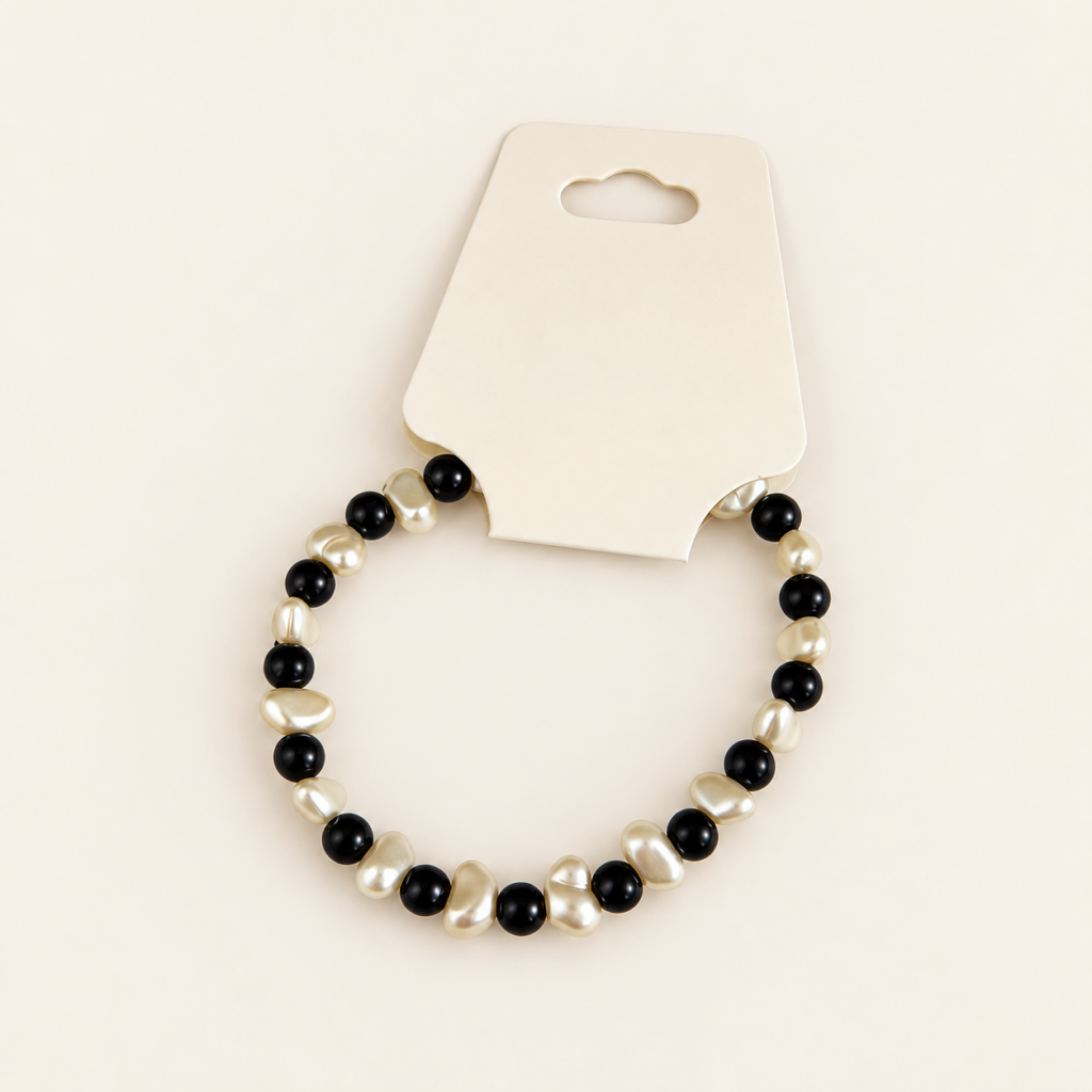 By Benice – Zwart-witte hartjesarmband