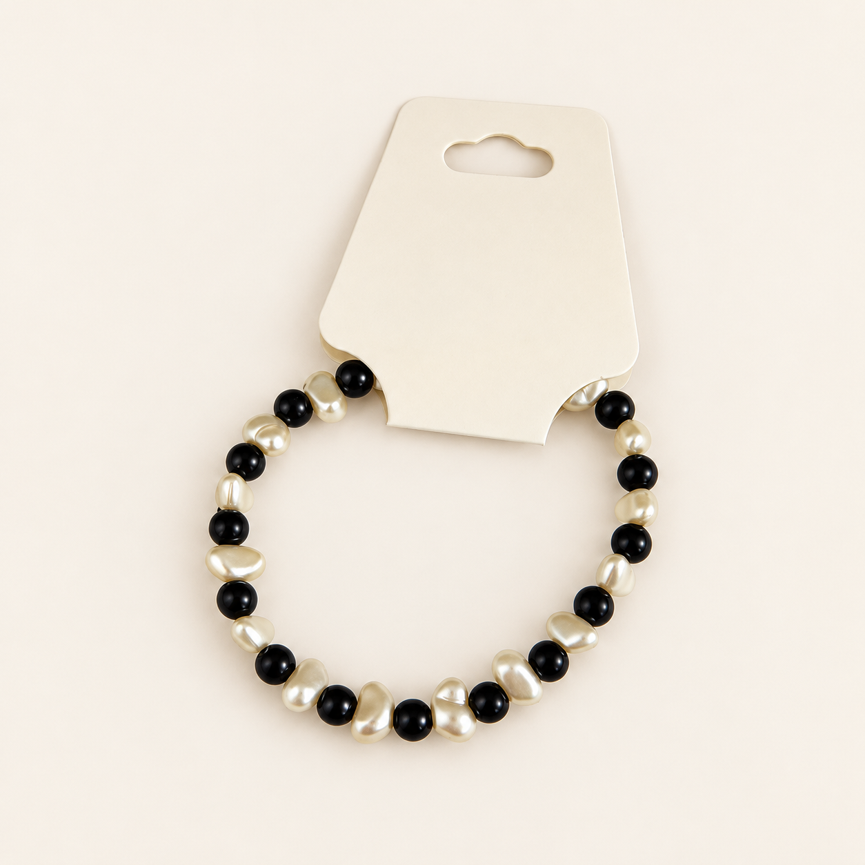 By Benice – Zwart-witte hartjesarmband