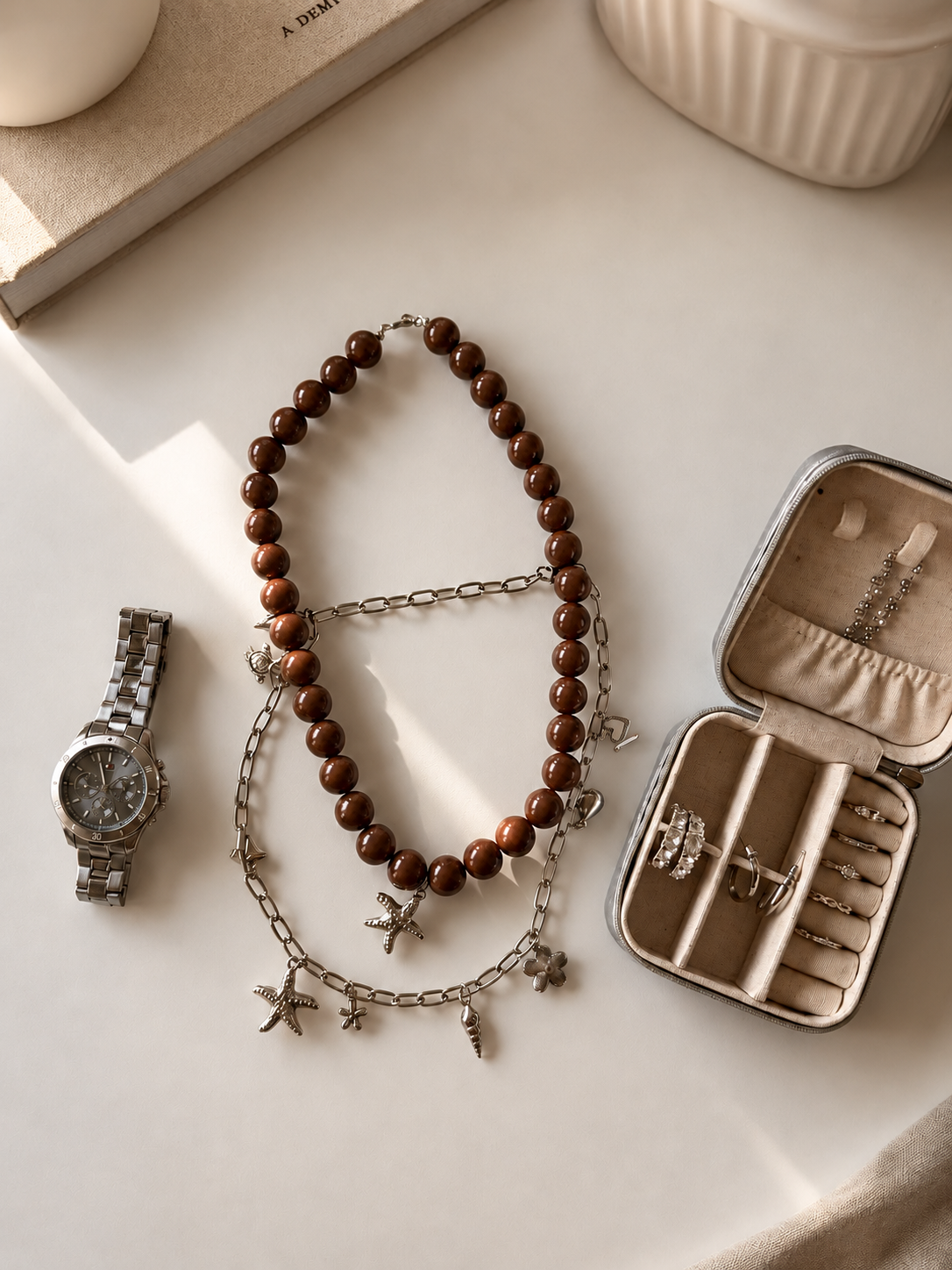 Zilverkleurige sieraden op een lichte ondergrond